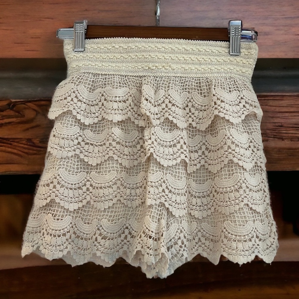 AMBIANCE CROCHETED LAYERED SHORTS CREAM SIZE SMALL